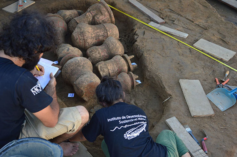 No Brasil, essa foi uma das primeiras vezes em que urnas foram desenterradas diretamente do solo - crédito Arquivo GP Arqueologia_Instituto Mamirauá