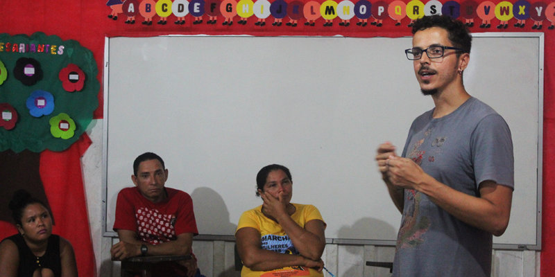Pesquisadores apresentaram esboço de plano educativo a professores das comunidades (Foto: Mariana Cassino)