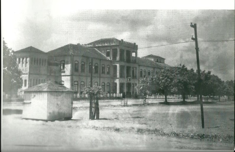 Prédio antigo, em 1935, que se transformou no Campus da  Faculdade Católica