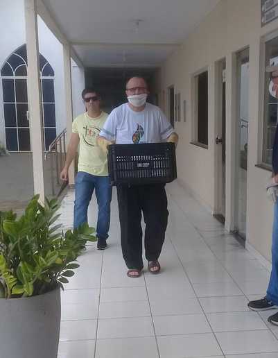Arcebispo dom Roque Palosch, depois de descarregar a caminhonete, hora de levar as caixas de banana para o depósito