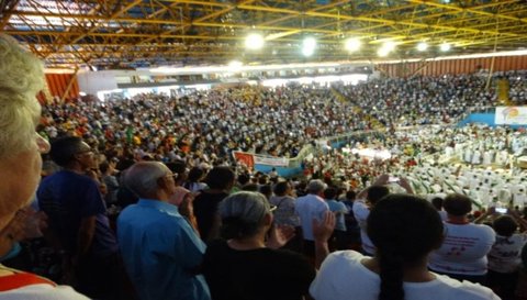 Tudo nas mãos da Trindade: Celebração de encerramento lota ginásio do Moringão