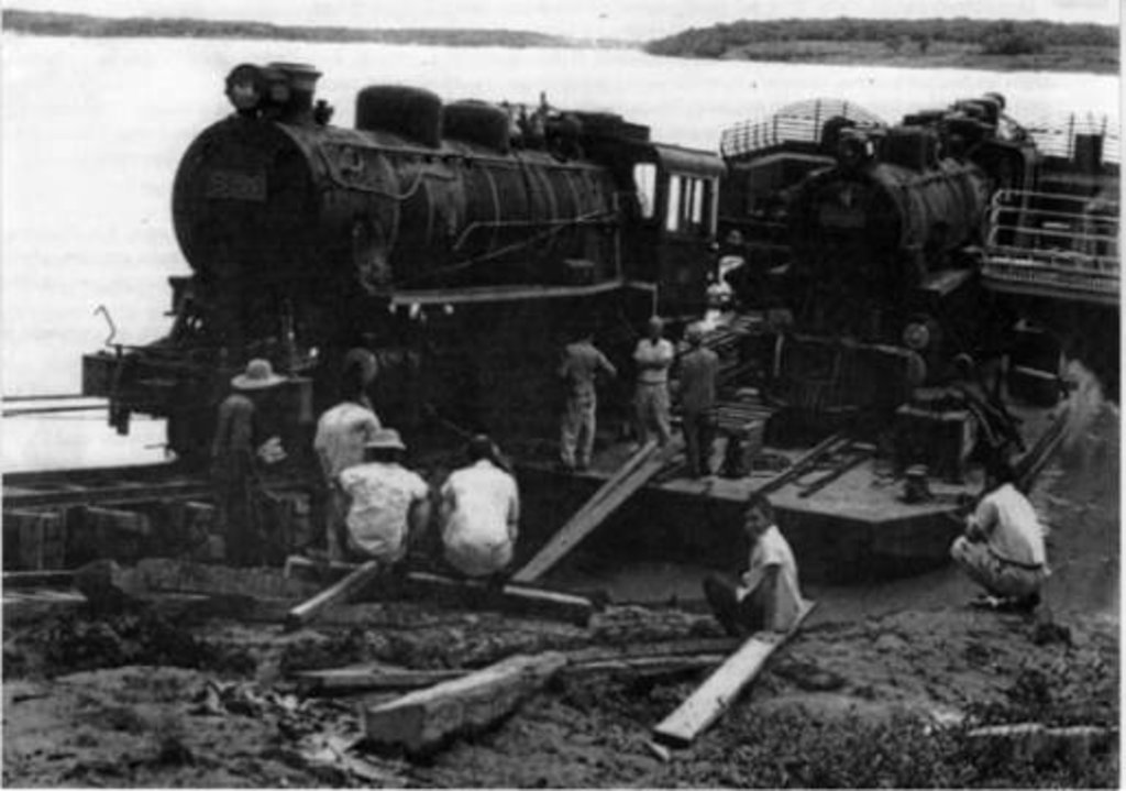 Da Alemanha, atravessando o Atlântico, ela penetra no Solimões e sobe o rio Madeira. Finalmente, o desembarque das três locomotivas alemãs em Porto Velho. Foi em 1938: a primeira, por ocasião de sua subida arriscada, foi colocada sobre os trilhos do plano inclinado, puxada por potentes motores da EFMM.  - Gente de Opinião