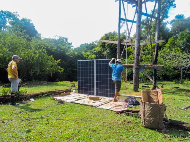 Placas solares sendo instaladas no Sítio Cacau, reserva Amanã. Foto: Jerusa Cariaga - Gente de Opinião
