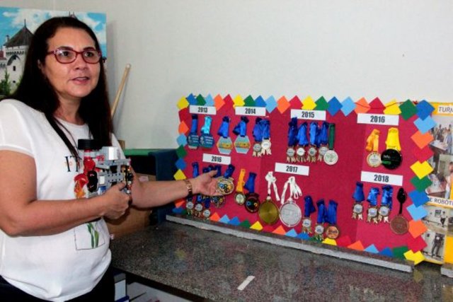 Professora Lucy mostra com orgulho o quadro de medalhas conquistado até o momento pelos alunos - Gente de Opinião