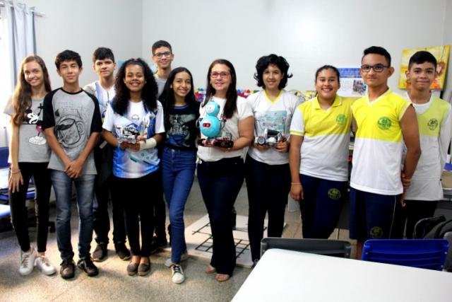 Alunos da turma de robótica em preparação para a OBR - Gente de Opinião