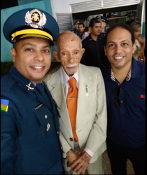O novo sargento Alysson Pinheiro Tourinho com o avô Euro Tourinho e o irmão advogado Homero Tourinho - Gente de Opinião