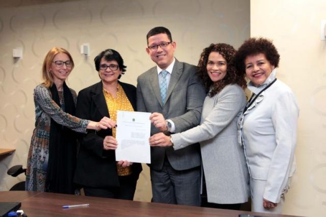 Governador Coronel Marcos Rocha e a secretária Luana assinaram documento cm a ministra Damares - Gente de Opinião