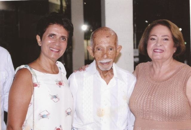 Euro Tourinho, tendo à esquerda sua nora, a professora doutora, Berenice Tourinho e à direita, eu, Yêdda, no dia 29 de junho de 2019 – Comemoração dos meus 80 anos. - Gente de Opinião