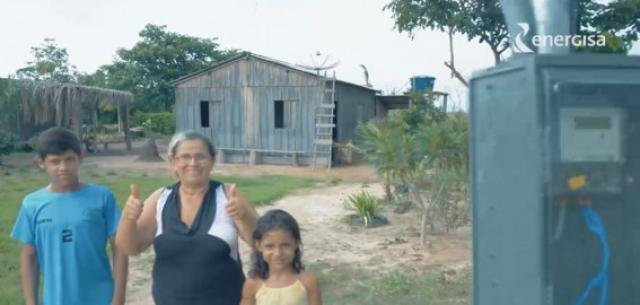 Dinéia Maria da Silva não tinha eletricidade em sua casa há 11 anos, desde quando chegou à cidade. - Gente de Opinião