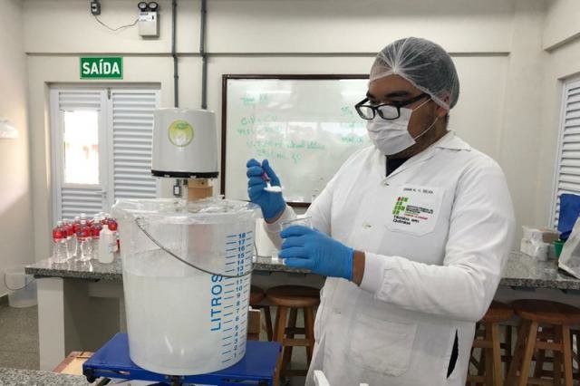 Campus Colorado do Oeste distribui a primeira produção de álcool em gel para o município - Gente de Opinião