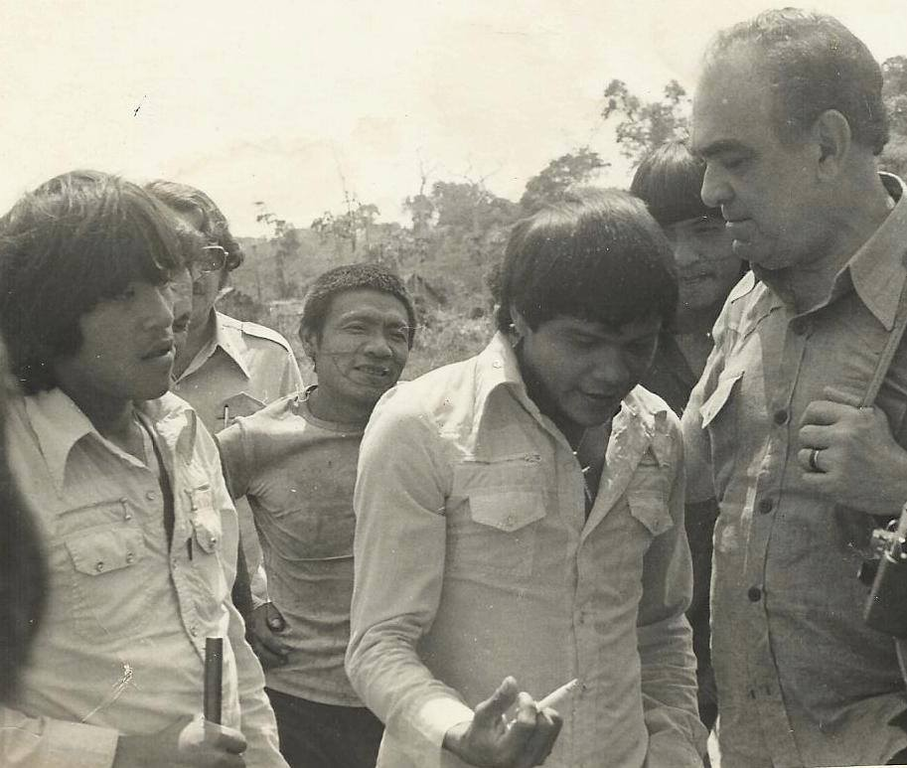 Presidente da Funai Ademar Ribeiro da Silva é recebido por Itabira e Idiaraga no Posto 7 de Setembro, em 1977 [Foto Montezuma Cruz] - Gente de Opinião