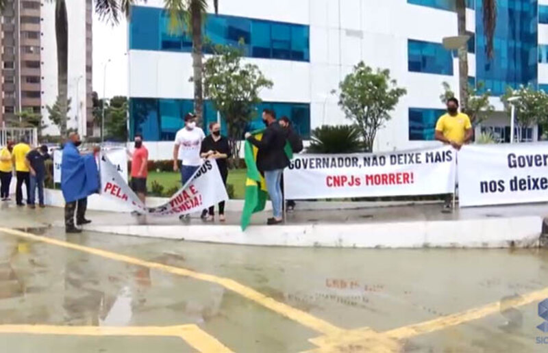 Empresários protestam e pedem o fim do isolamento restritivo na capital