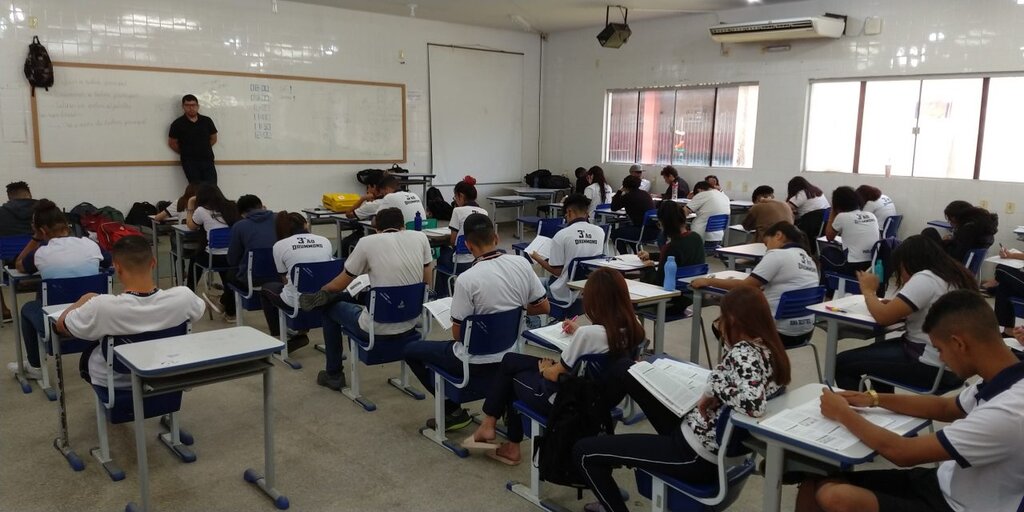 Cena que não se repetirá durante a pandemia: para a volta às aulas, alunos deverão se acomodar a 120 centímetros m um do outro - Gente de Opinião