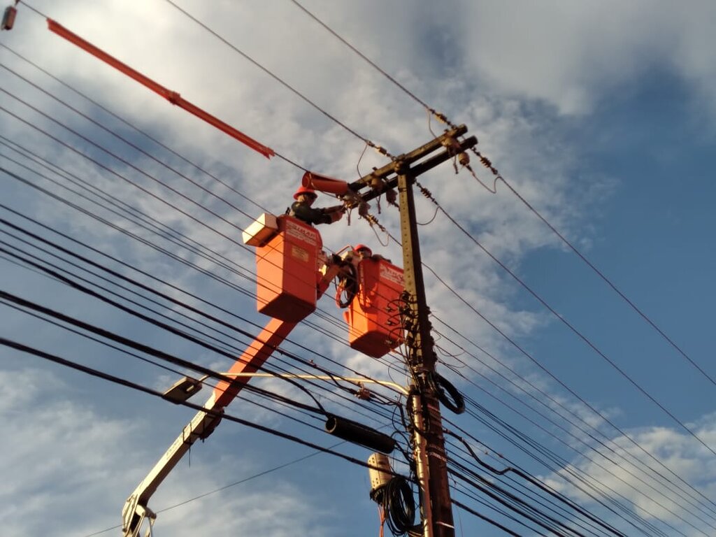 Eletricistas fazendo manutenção com Linha Viva - Gente de Opinião