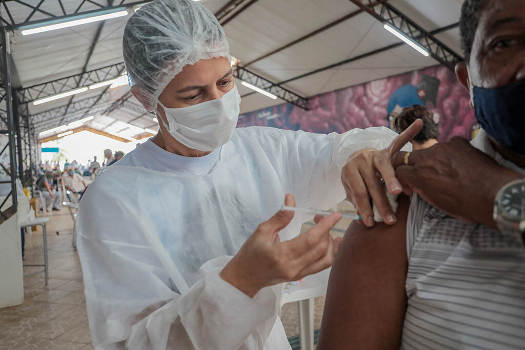 Emoção marca o primeiro dia de vacinação dos idosos com 65 anos ou mais em Porto Velho - Gente de Opinião