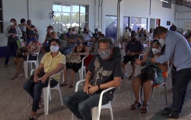 Idosos aglomeram para tomar vacina, em Porto Velho - Gente de Opinião
