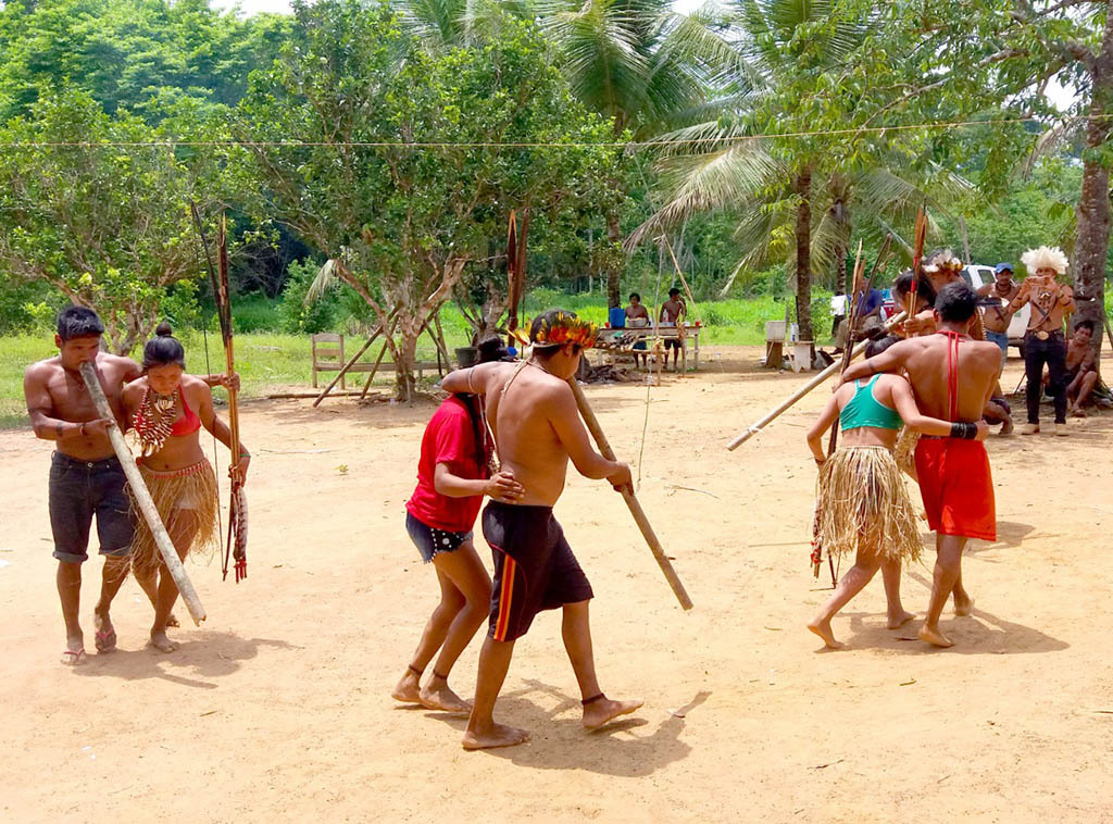 Povo Jupau da Terra Indígena Uru Eu Wau Wau durante ritual tradicional chamado yrerua (homens dançam em círculo tocando a taboca, em determinado momento as mulheres entram na dança e fazem par com os homens - Gente de Opinião