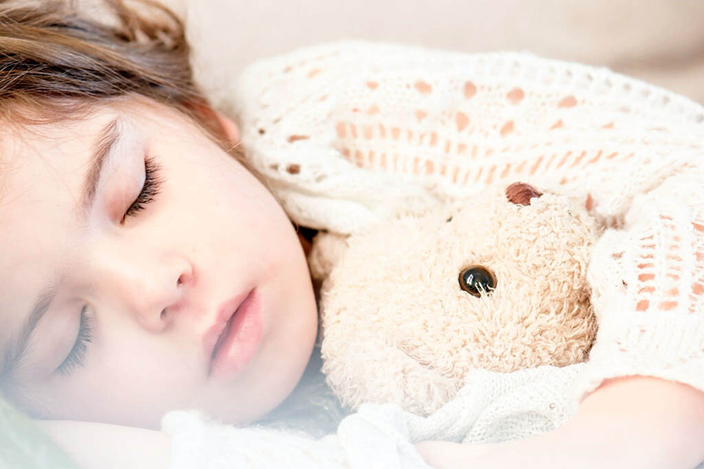 Legenda: Uma boa noite de sono é fundamental para o desenvolvimento infantil / Autor: Snapwire / Fonte: Pexels / https://www.pexels.com/photo/girl-sleeping-with-her-brown-plush-toy-101523/  - Gente de Opinião