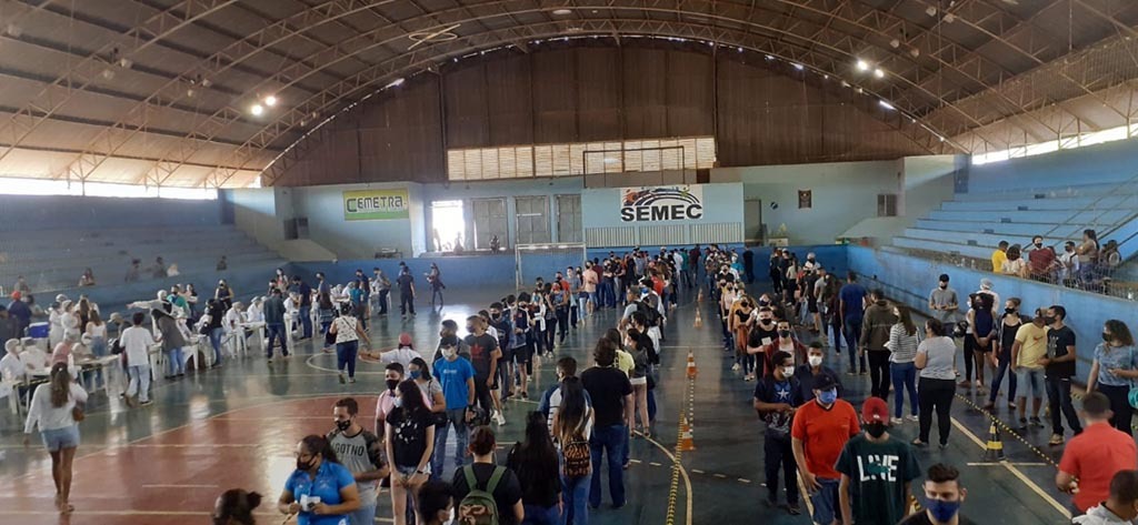 Vacinação no Ginásio municipal mobilizou milhares de vilhenenses no maior avanço da campanha até agora - Gente de Opinião