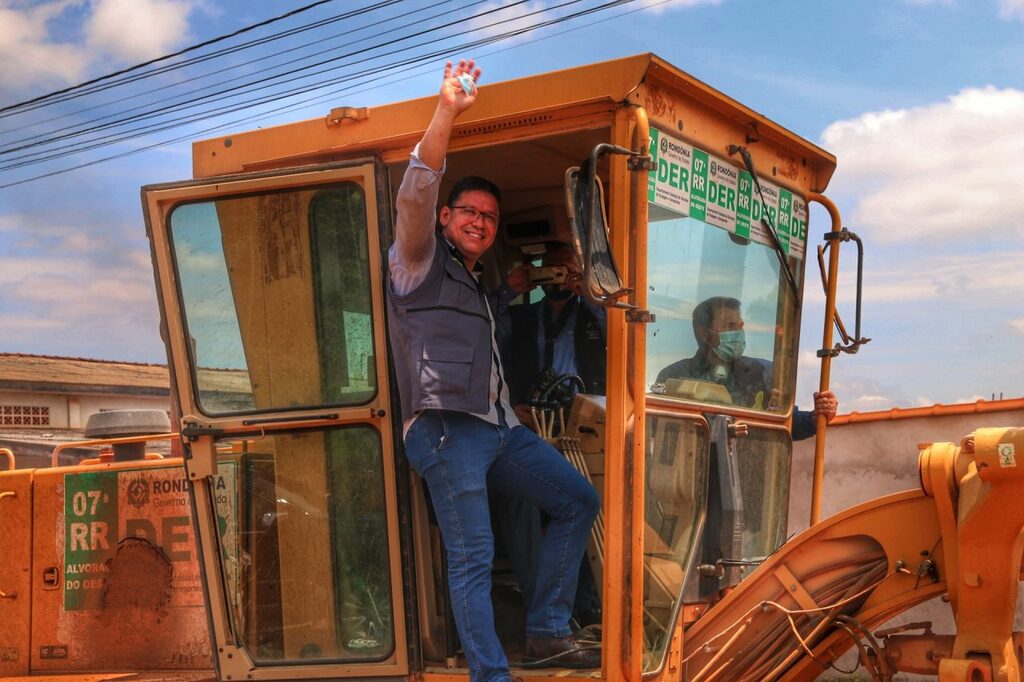 Governador Marcos Rocha acionou máquina pavimentadora para dar o ponta pé inicial dos s serviços nas vias urbanas do município - Gente de Opinião