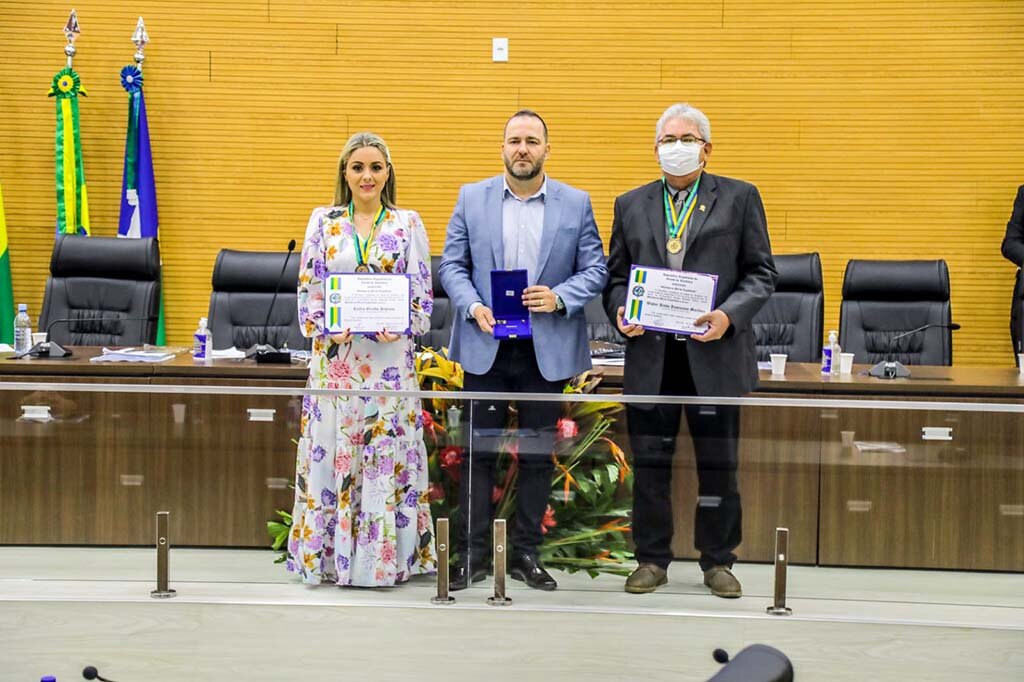 Presidente Alex Redano entrega medalhas do mérito legislativo a autoridades bolivianas - Gente de Opinião