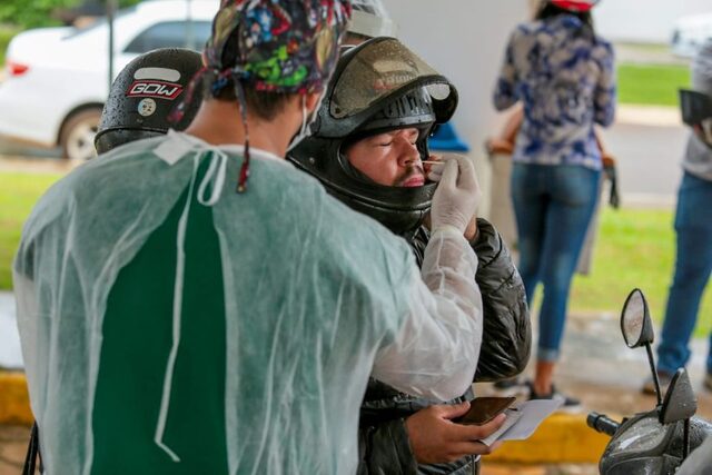 Drive-thru de testagem rápida foi realizado em Vilhena neste domingo, onde 1.200 testes foram disponibilizados à população - Gente de Opinião