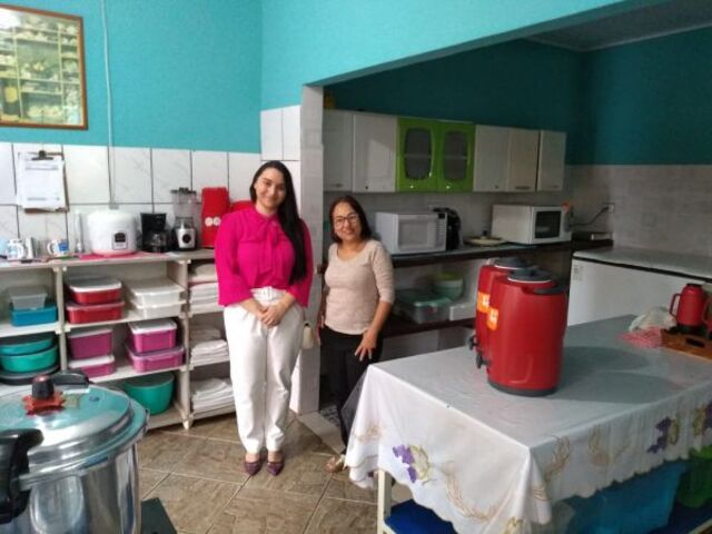 Procuradora do Trabalho Jéssica Alves Resende de Freiras e Presidente da Associação Resgate de Vidas, Rosilene Ferreira e colaboradora na cozinha do Projeto - Gente de Opinião
