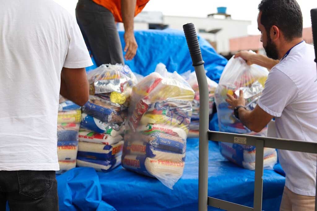 Foram adquiridos mais de 500 cestas básicas, 35 mil litros de água mineral e 2.500 kits de higiene pessoal e limpeza doméstica - Gente de Opinião