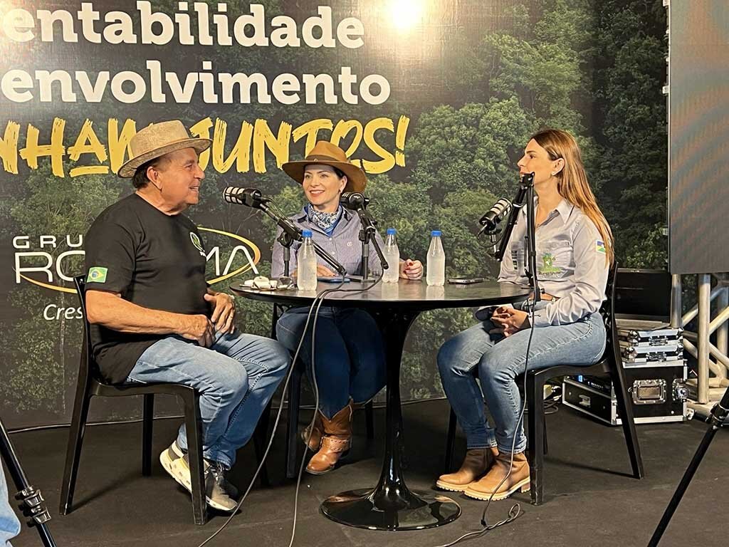 Dr. Aparício Carvalho recebe público e imprensa no stand da FIMCA na 10a Rondônia Rural Show - Gente de Opinião