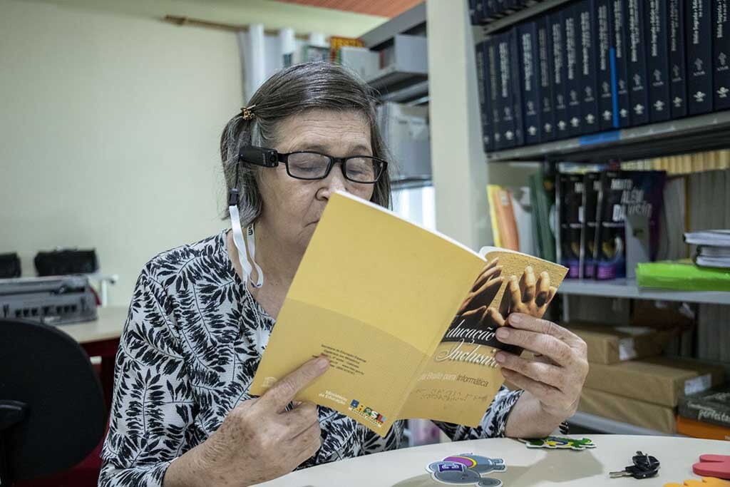 A professora Sebastiana Santana trabalha com a alfabetização em Braille - Gente de Opinião