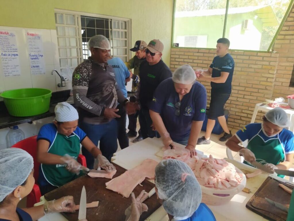 Capacitação ensinou forma adequada de trabalhar os cortes do pirarucu e aproveitar a pele para venda - Gente de Opinião