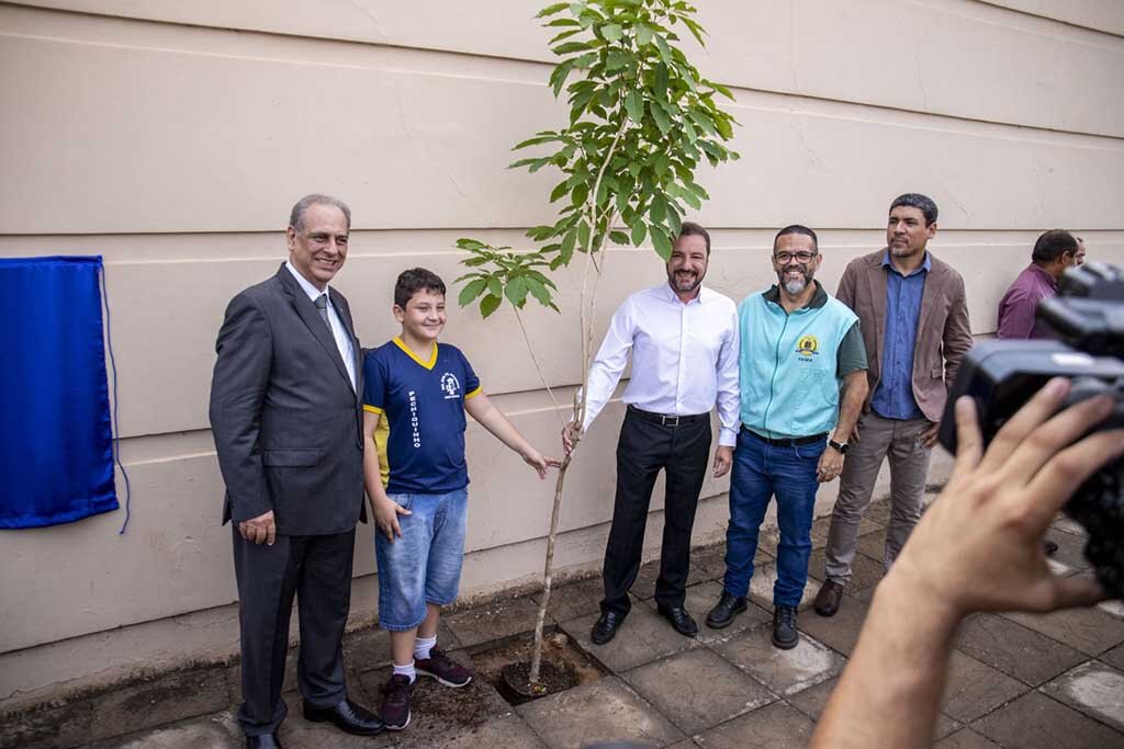 Prefeito Hildon Chaves participa de plantio de ipês amarelos na sede da Emeron - Gente de Opinião