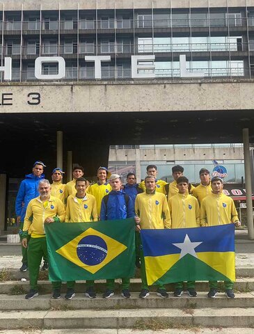 A delegação do “Guapindaia”, em frente ao hotel em Belgrado, representando o Brasil, no Mundial escolar sub-18.  - Gente de Opinião
