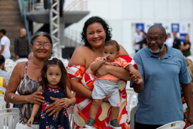 A vendedora Elaine Tupinambá e família estiveram pela primeira vez no “Natal de Luz” - Gente de Opinião