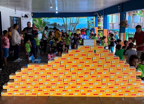 Unidos pelo Bem faz entrega de caixas de chocolates a estudantes