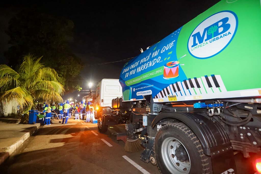 Bloco Carnalimpeza passa logo após os blocos carnavalescos, fazendo a limpeza das vias - Gente de Opinião