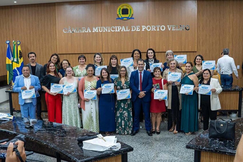 Momento inesquecível de reconhecimento pela Moção de Aplauso   pelo vereador Nilton Souza, a Escritora Izabel Cristina Presidente Coordenadora  e demais escritoras Rondonienses  e membros Honorários  e Beneméritos  da  Associação de Jornalistas e Escritoras do Brasil - Coordenadoria Rondônia. - Gente de Opinião