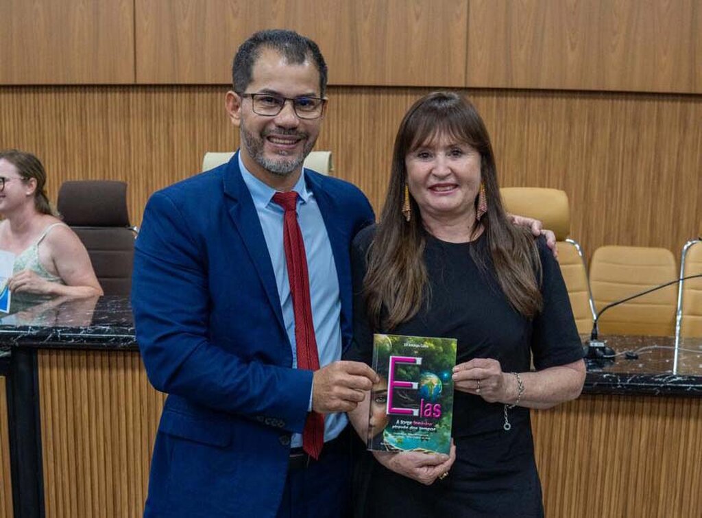 O Vereador Nilton Souza ladeado com a Escritora Edilusa Pasquotto da AJEB RO - Gente de Opinião