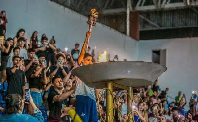 A chama olímpica adentrou o ginásio, culminando no acendimento da pira olímpica - Gente de Opinião