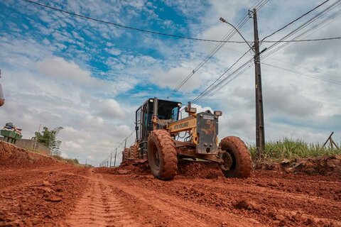 Avenida Calama recebe novo asfalto em acesso ao condomínio