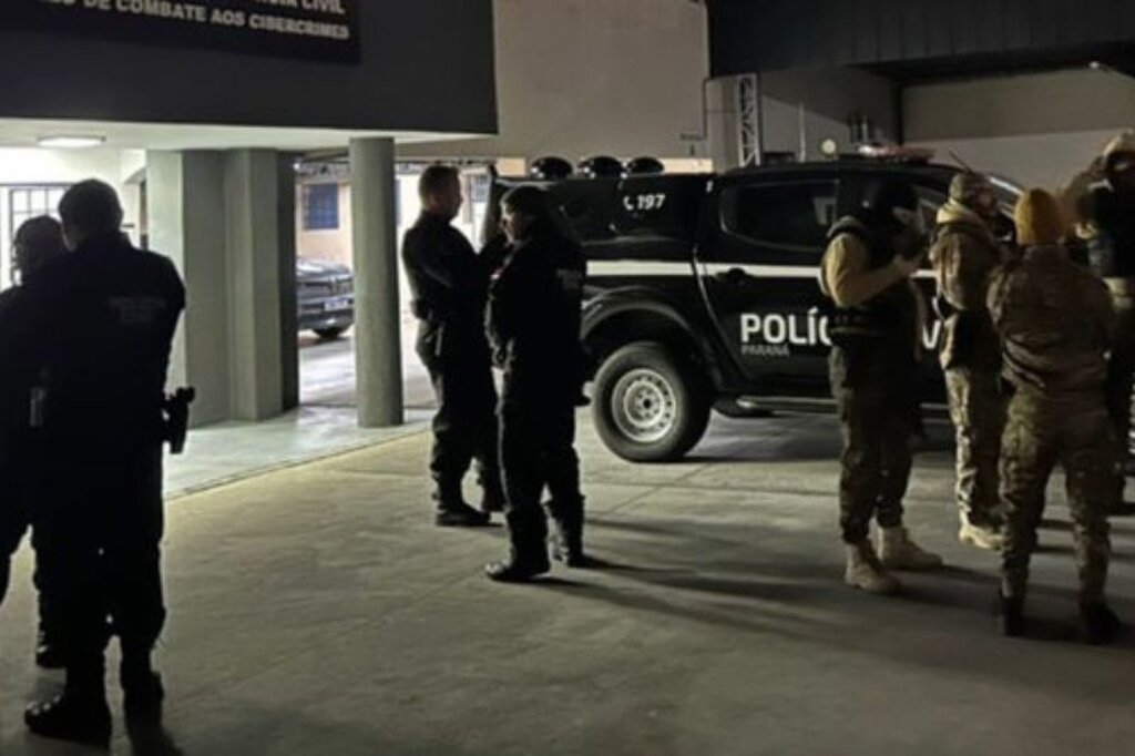 Policiais em residência de suspeito de fraude no desvio de salários (Foto: Divulgação/MJSP) - Gente de Opinião