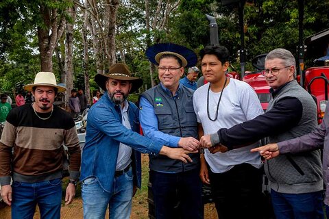 Gestão Marcos Rocha fortalece agricultura familiar com entrega de trator e implementos agrícolas a comunidades rurais e indígenas