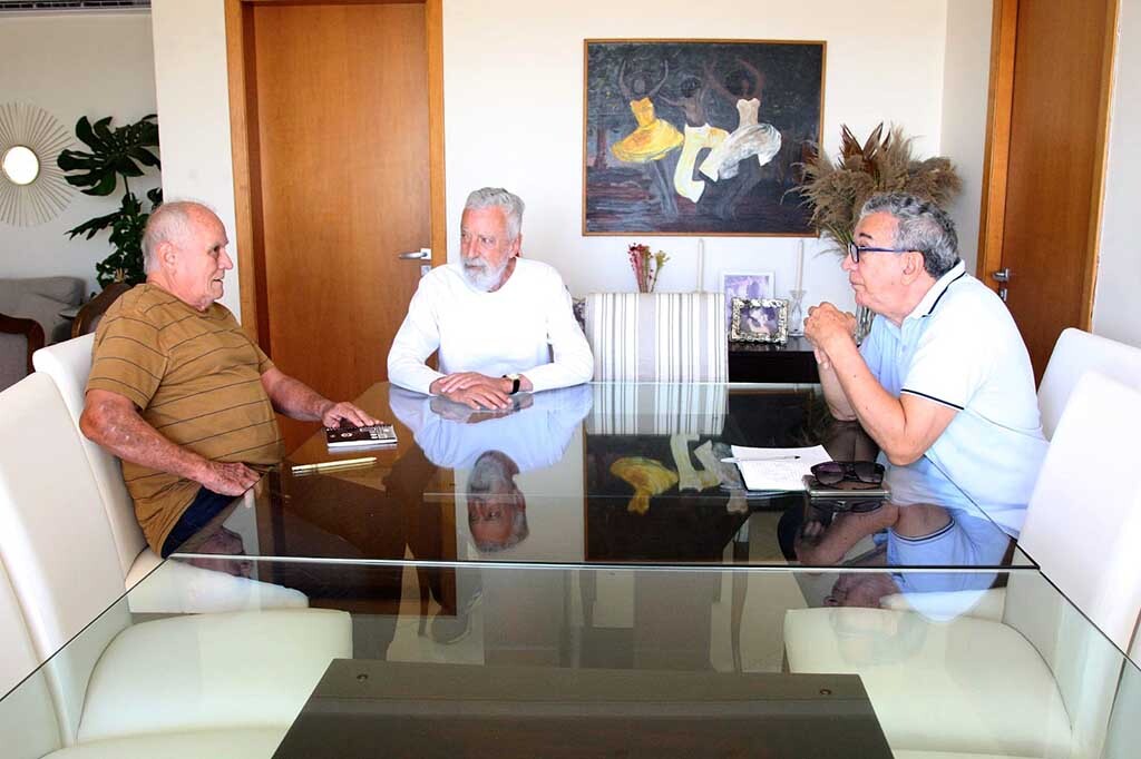 O ex-presidente da Codaron e organizador do Polonoroeste, com os repórteres Lúcio Albuquerque e Montezuma Cruz (Foto Rosinaldo Machado) - Gente de Opinião
