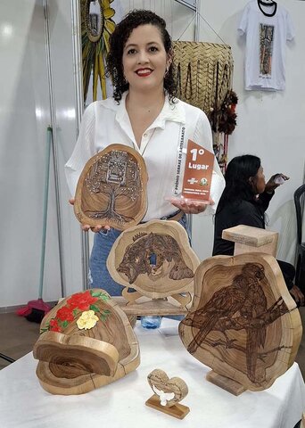 Juliana Santos emociona público com arte em linhas, fogo e cores na Expopib em Pimenta Bueno - Gente de Opinião