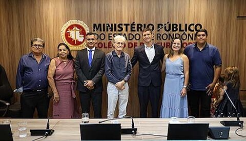 Professor Aldenor Neves se aposenta como diretor de Orçamento e Finanças e é homenageado