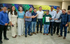 Governador Marcos Rocha entrega títulos de propriedades rurais e cadeiras de rodas em Nova Brasilândia d’Oeste