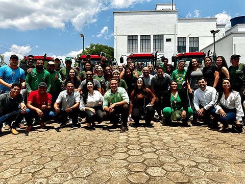 Deputada Cristiane Lopes e prefeito Léo Moraes entregam tratores para fortalecer agricultura familiar em Porto Velho