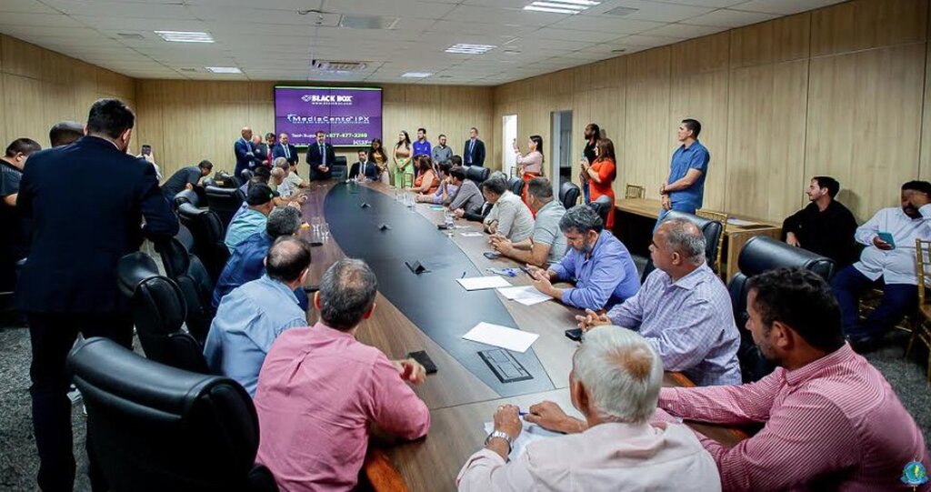 Deputados reunidos com 22 prefeitos de Rondônia para discutir projeto de transação tributária. (Foto: Thyago Lorentz | Secom ALE/RO) - Gente de Opinião