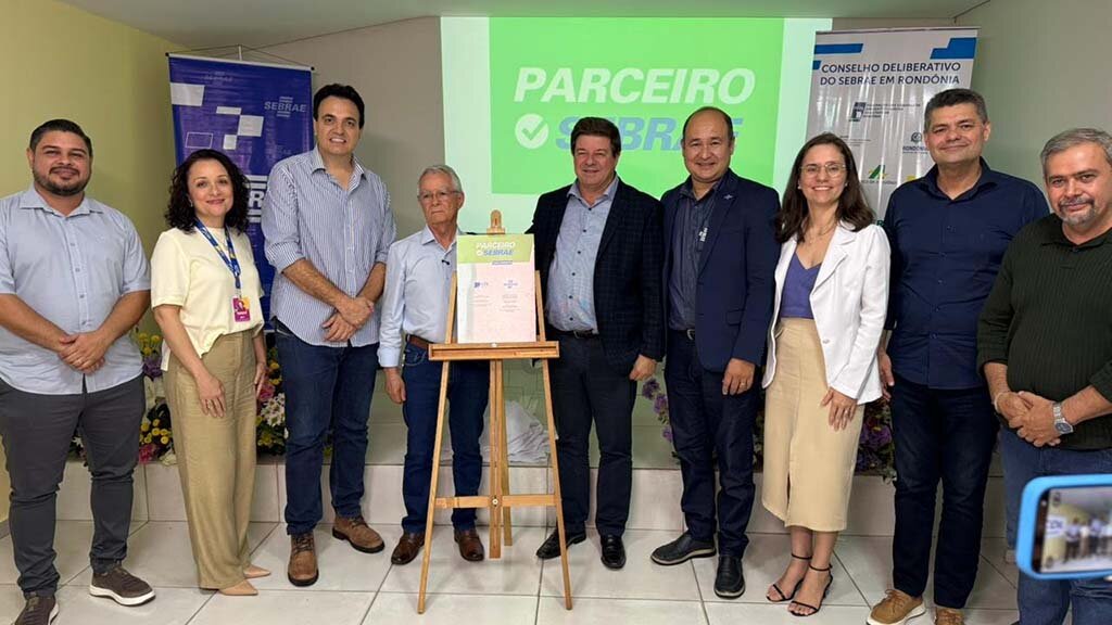 Autoridades e empreendedores celebram a inauguração da Sala Parceiro Sebrae na CDL de Cacoal, ampliando o acesso a soluções e apoio aos pequenos negócios do município. - Gente de Opinião