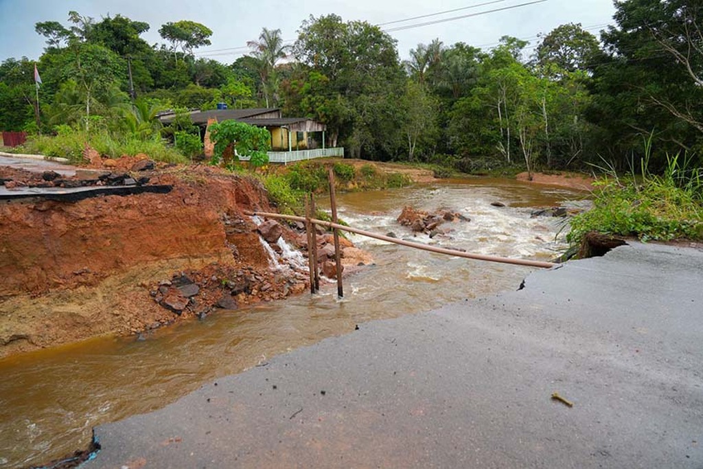 Rompimento da via no trecho que corta o igarapé acabou isolando comunidades da região - Gente de Opinião